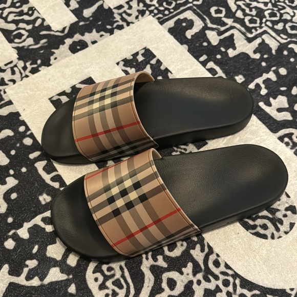 Burberry Slides - Picture 4 of 7